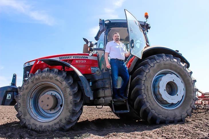 Трактор Массей Фергюсон на полях Байс-Агро фото